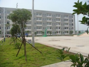 長沙電機廠有限公司-員工宿舍，前面是籃球場